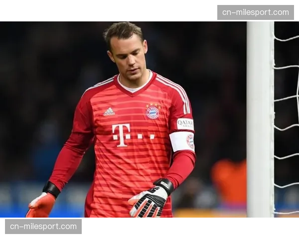 特写：诺伊尔完成德甲第500次出场，赛后获赠纪念球衣