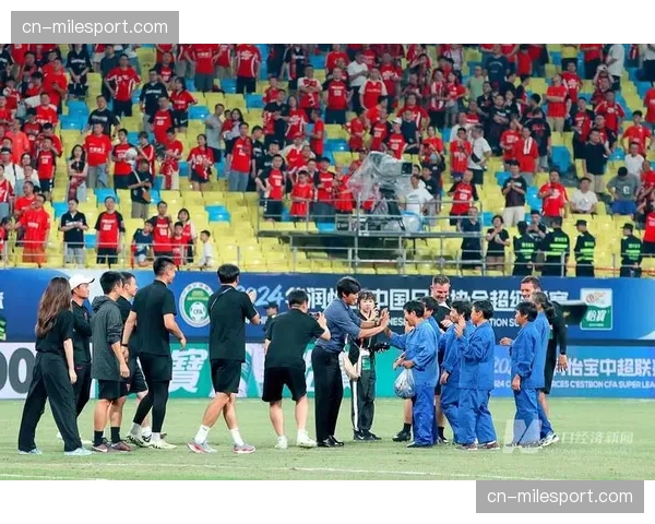 【2026年4月中超联赛·赛中·花絮花絮：成都凤凰山主场赛后灯光秀与球迷合唱已成标志性文化